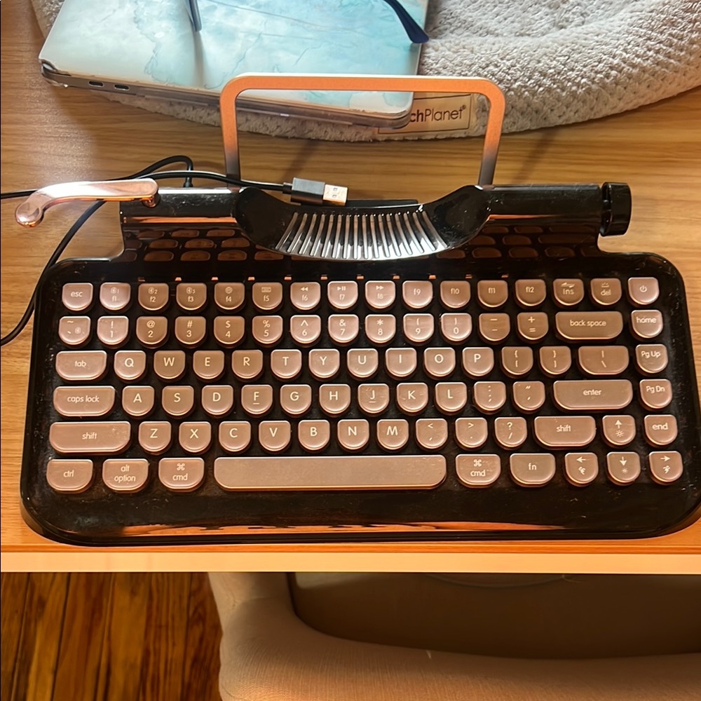 Retro Style Keyboard with Typewriter Design - Bluetooth - sound control